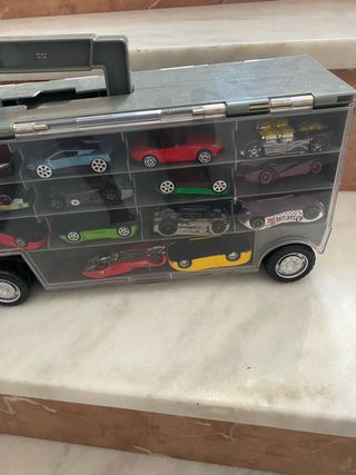 Muchos Coches y Camión Transporte con Coches