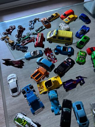 Muchos Coches y Camión Transporte con Coches