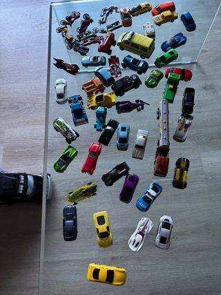 Muchos Coches y Camión Transporte con Coches