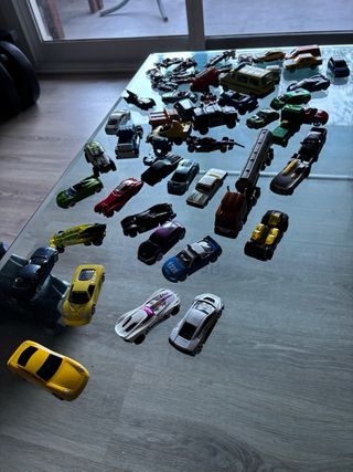 Muchos Coches y Camión Transporte con Coches
