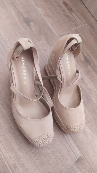 Cuñas Alma en Pena beige un solo uso. Impecables.