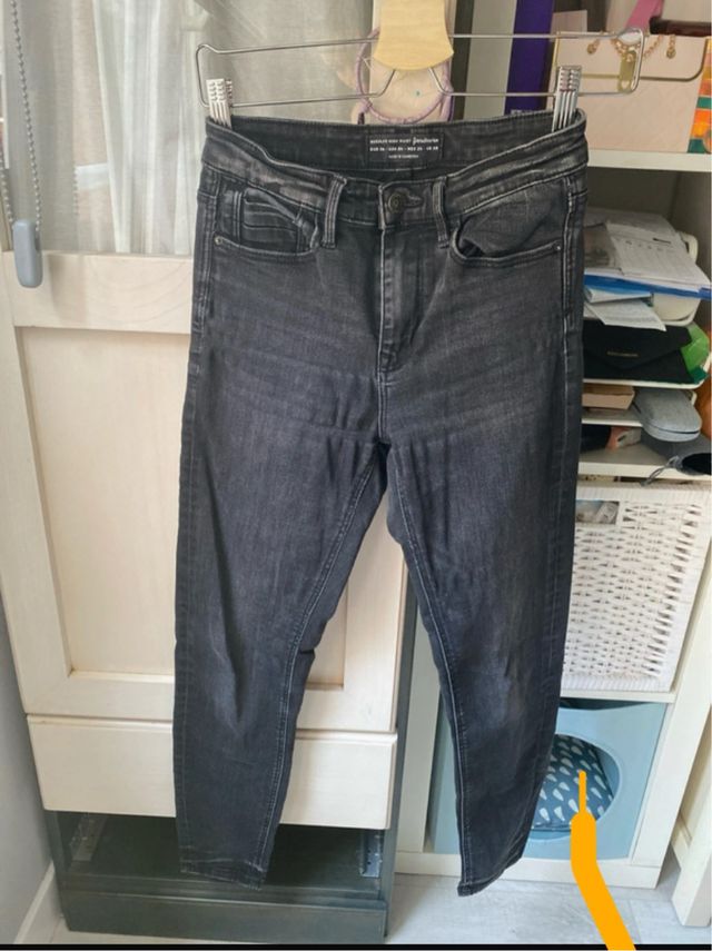 Vaqueros negros cintura alta