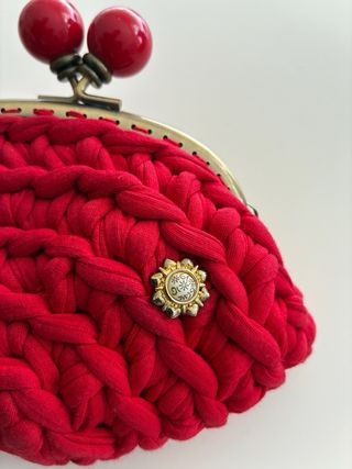 Bolso rojo tejido a mano