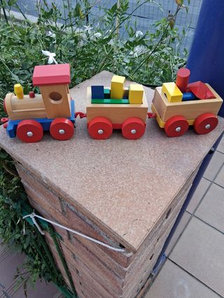 Trenes de madera con animales y piezas para encaja