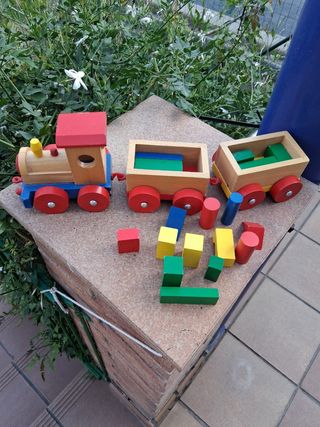 Trenes de madera con animales y piezas para encaja