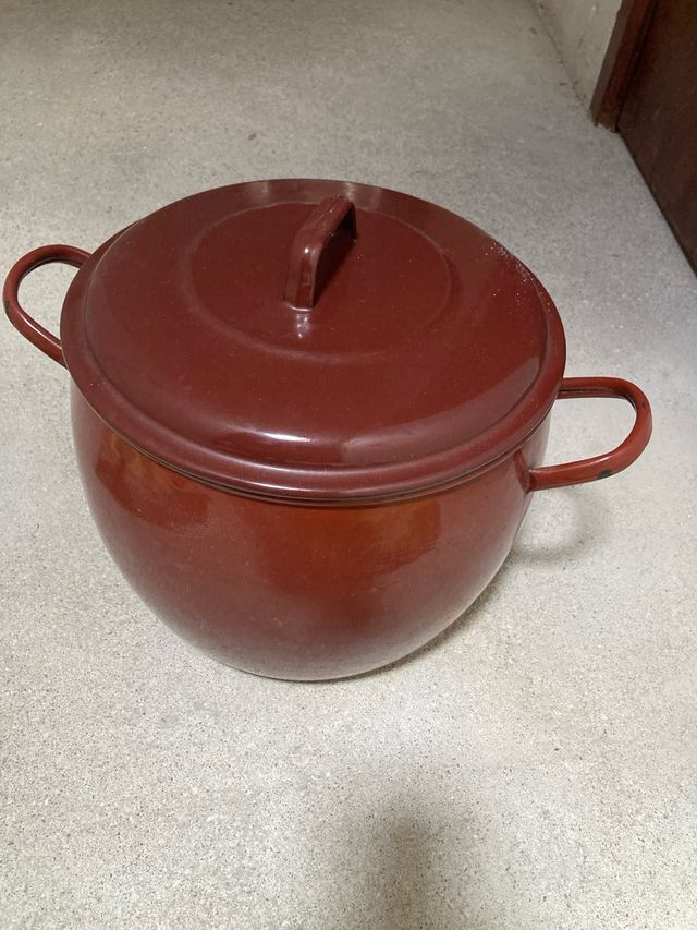 Olla marrón esmaltada metal