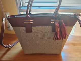 Bolso shopper beige y marrón.
