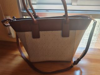 Bolso shopper beige y marrón.