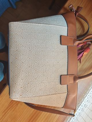 Bolso shopper beige y marrón.
