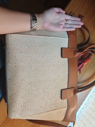 Bolso shopper beige y marrón.