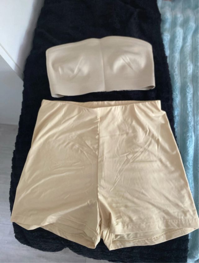 Conjunto top corto y shorts beige