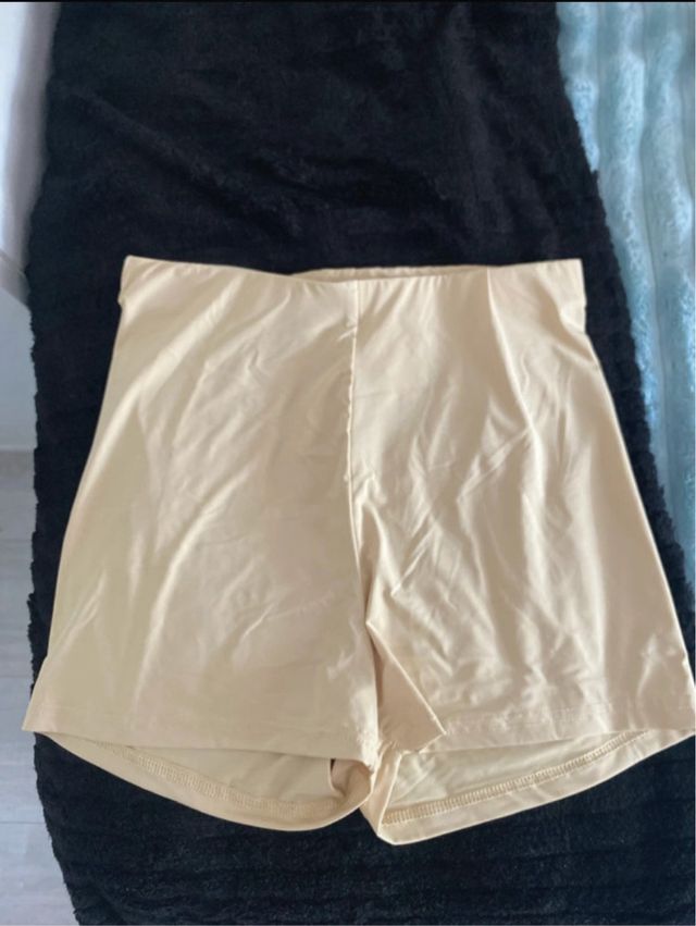 Conjunto top corto y shorts beige