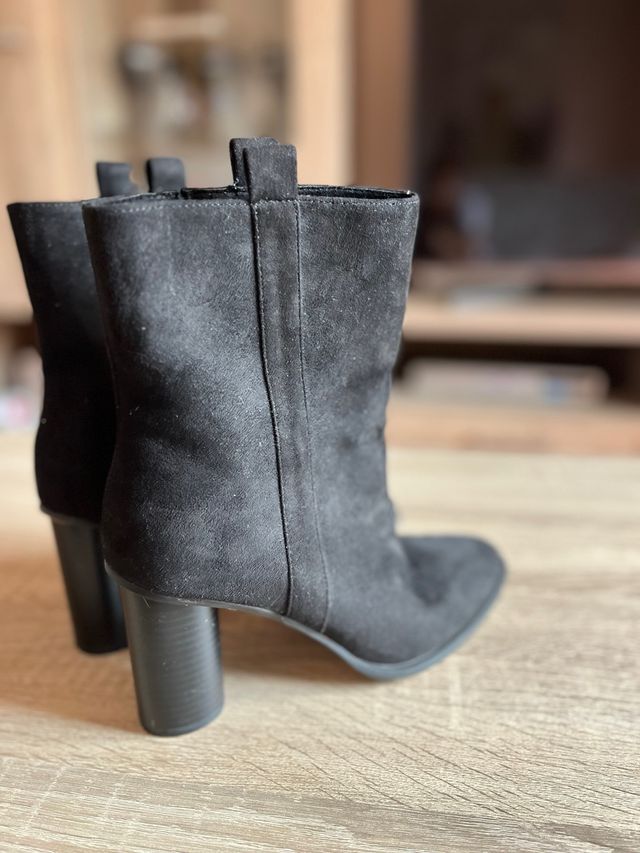 Botines negros ante tacón