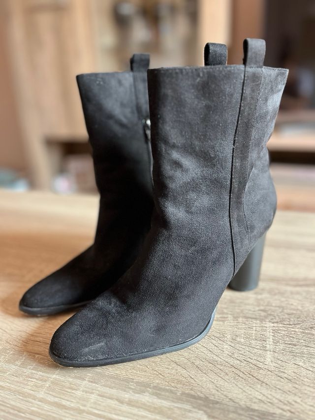 Botines negros ante tacón