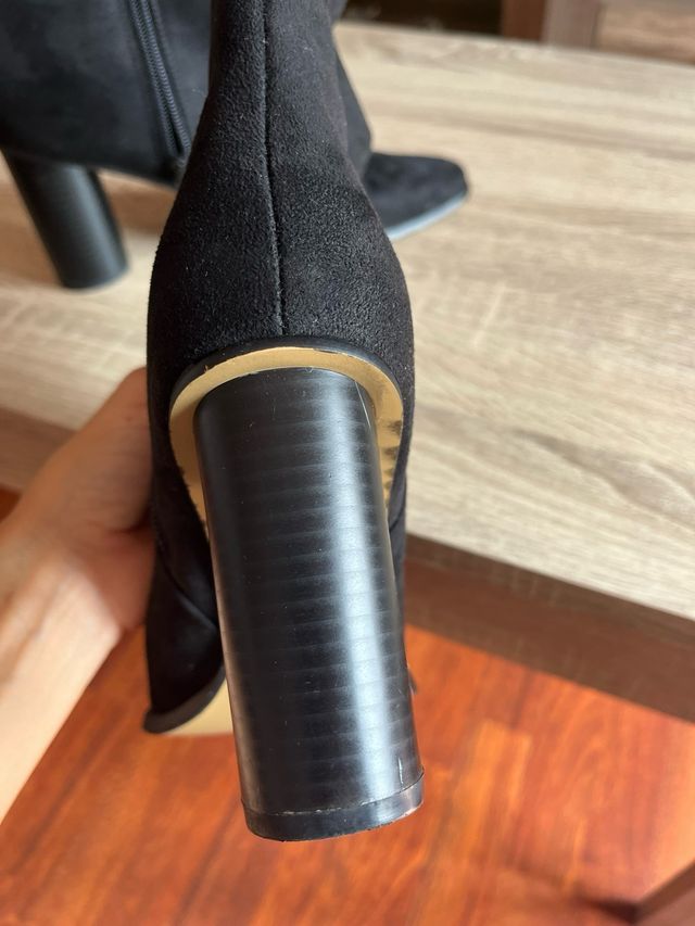 Botines negros ante tacón