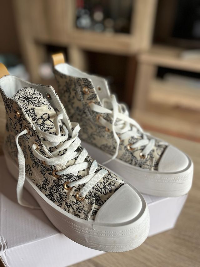 Zapatillas plataforma beige y blancas