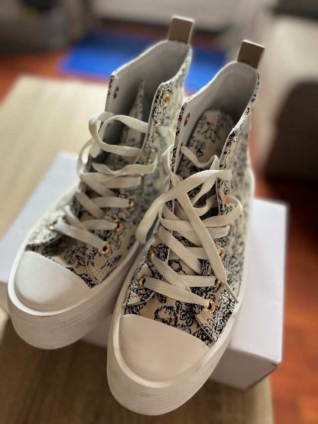 Zapatillas plataforma beige y blancas