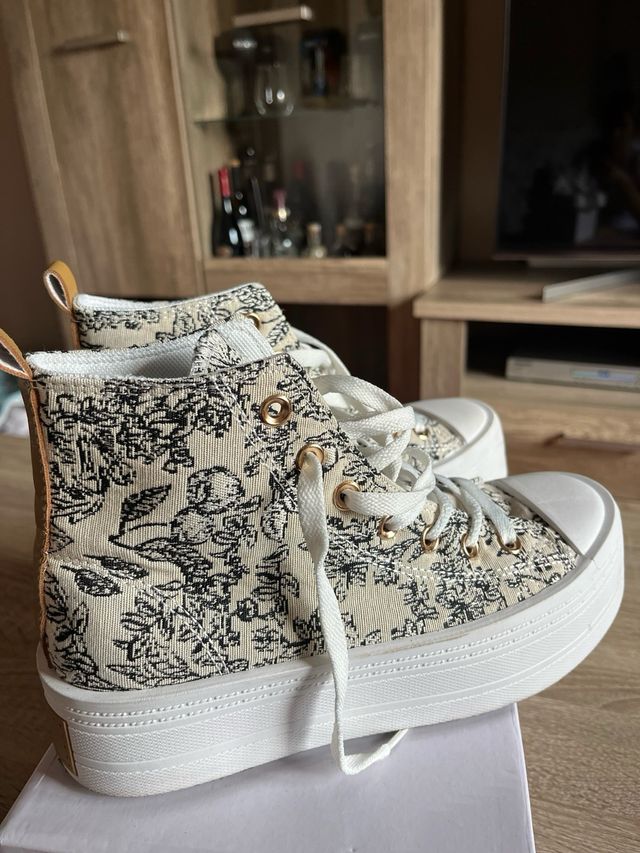 Zapatillas plataforma beige y blancas