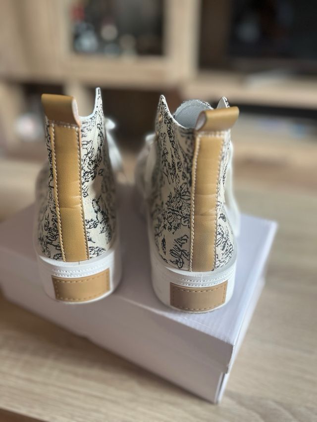 Zapatillas plataforma beige y blancas