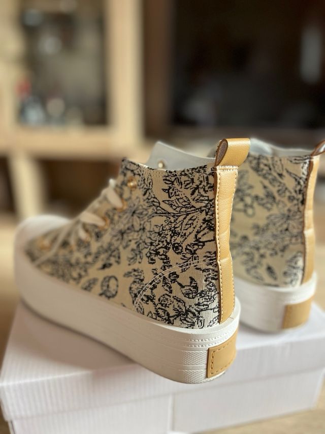 Zapatillas plataforma beige y blancas