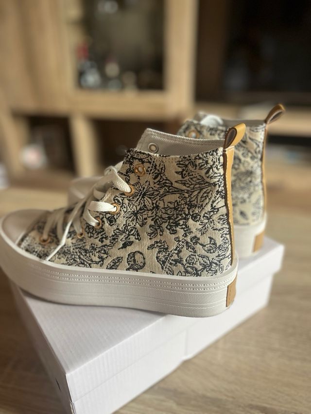 Zapatillas plataforma beige y blancas