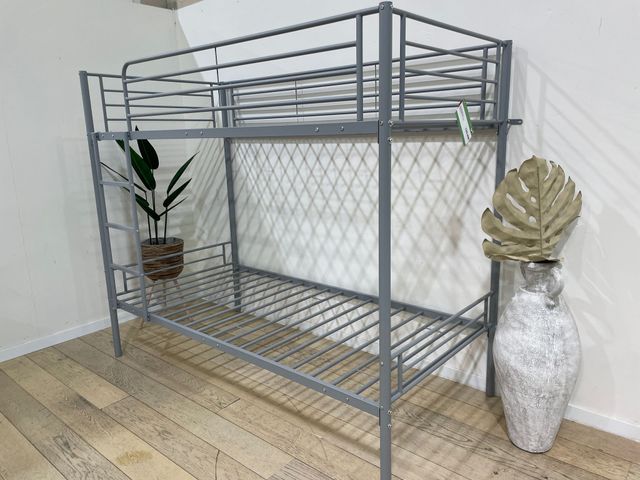 Litera metálica gris