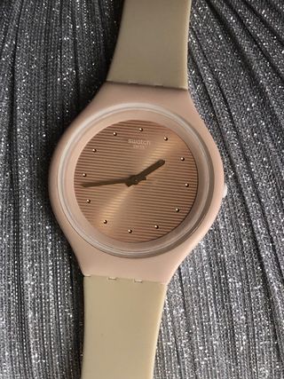 Reloj Swatch beige y rosa