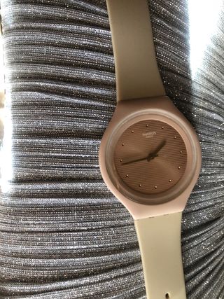 Reloj Swatch beige y rosa
