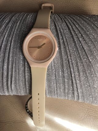 Reloj Swatch beige y rosa