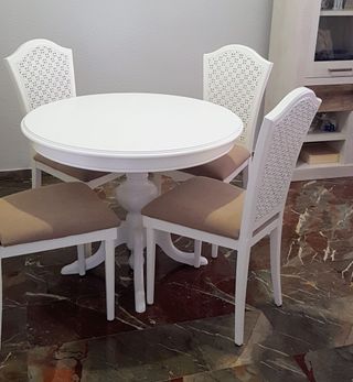 Mesa redonda blanca de comedor