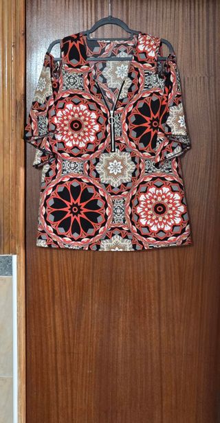 Blusa hombros al descubierto estampado mandalas.