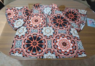 Blusa hombros al descubierto estampado mandalas.