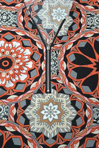 Blusa hombros al descubierto estampado mandalas.