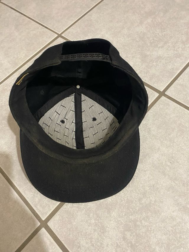 Cappellino nero borchie