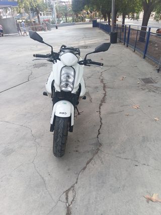 Moto Kawasaki ER6-N 650cc blanca