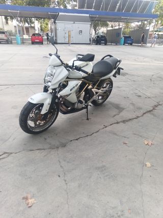 Moto Kawasaki ER6-N 650cc blanca