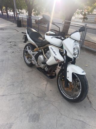 Moto Kawasaki ER6-N 650cc blanca