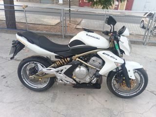 Moto Kawasaki ER6-N 650cc blanca