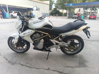 Moto Kawasaki ER6-N 650cc blanca
