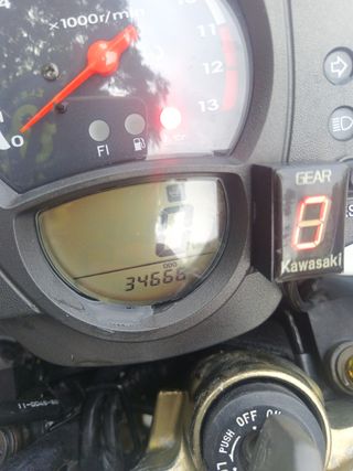 Moto Kawasaki ER6-N 650cc blanca