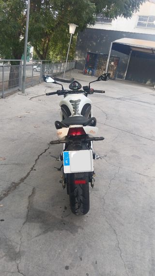 Moto Kawasaki ER6-N 650cc blanca