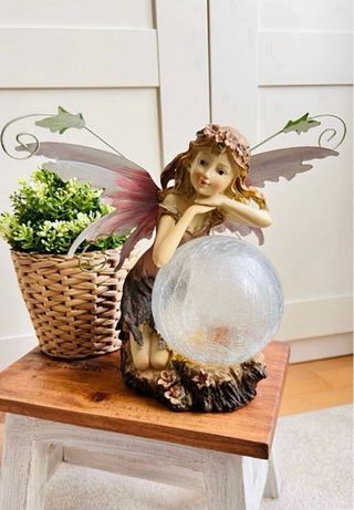 Figura Hada con Bola de Cristal