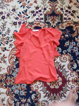 Blusa roja con volantes