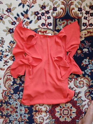 Blusa roja con volantes