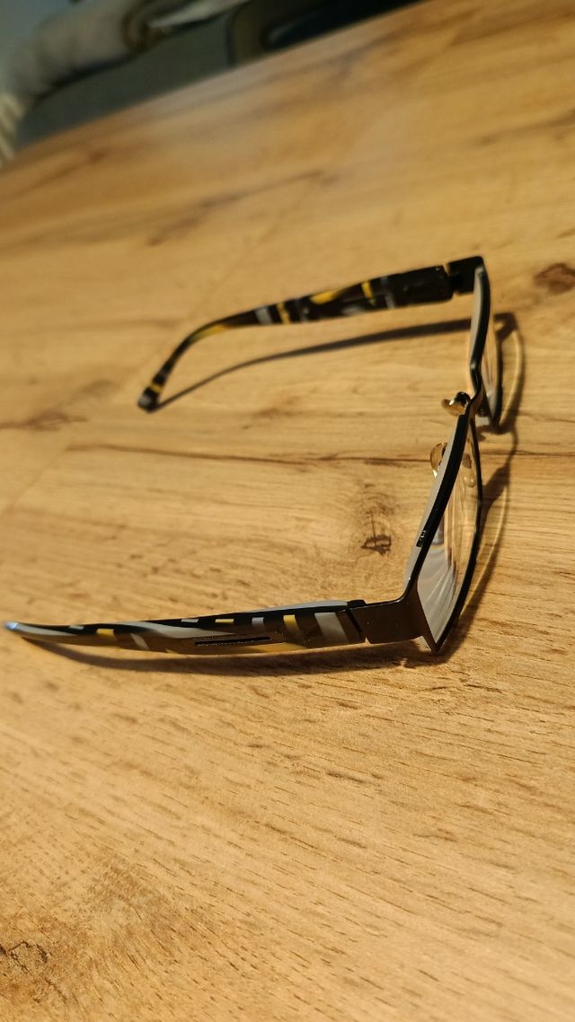 Occhiali Oakley neri e oro