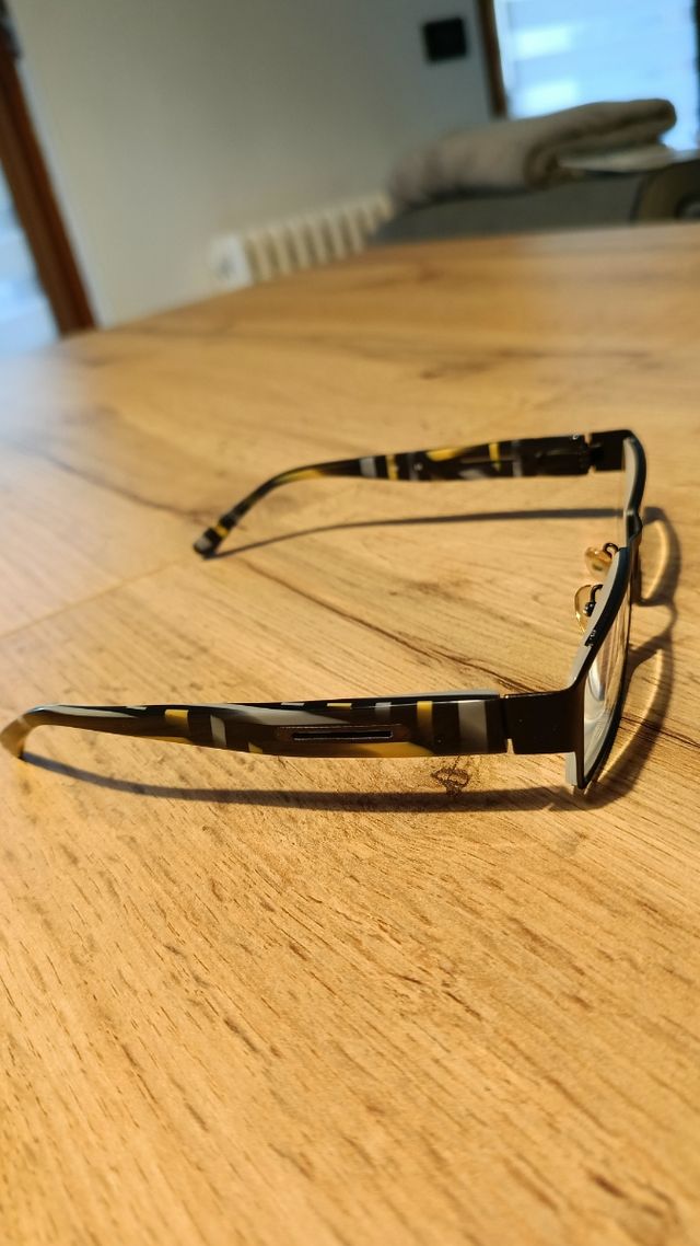 Occhiali Oakley neri e oro
