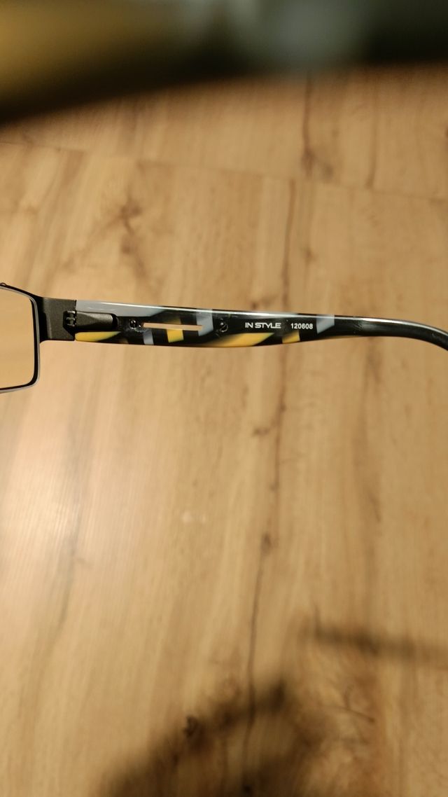 Occhiali Oakley neri e oro