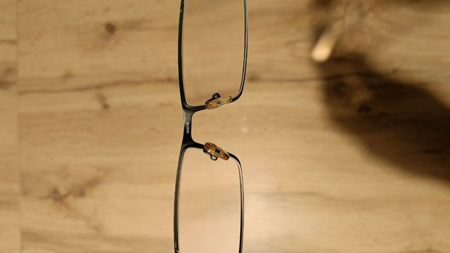 Occhiali Oakley neri e oro