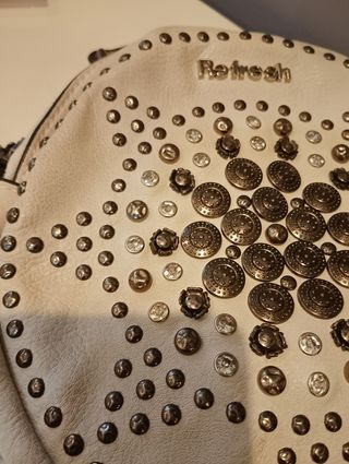 Bolso Refresh con tachuelas