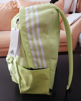 Mochila Adidas Verde pistacho, gran capacidad.
